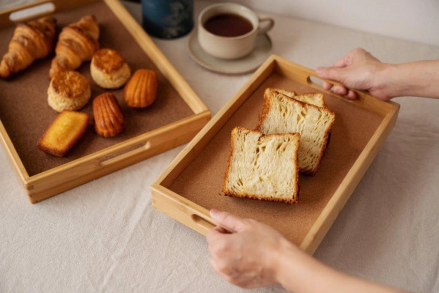 Serviertablett Bambus mit Korkeinlage 33x22cm in Braun präsentiert im Onlineshop von KAQTU Design AG. Tablett ist von Nuts Innovations