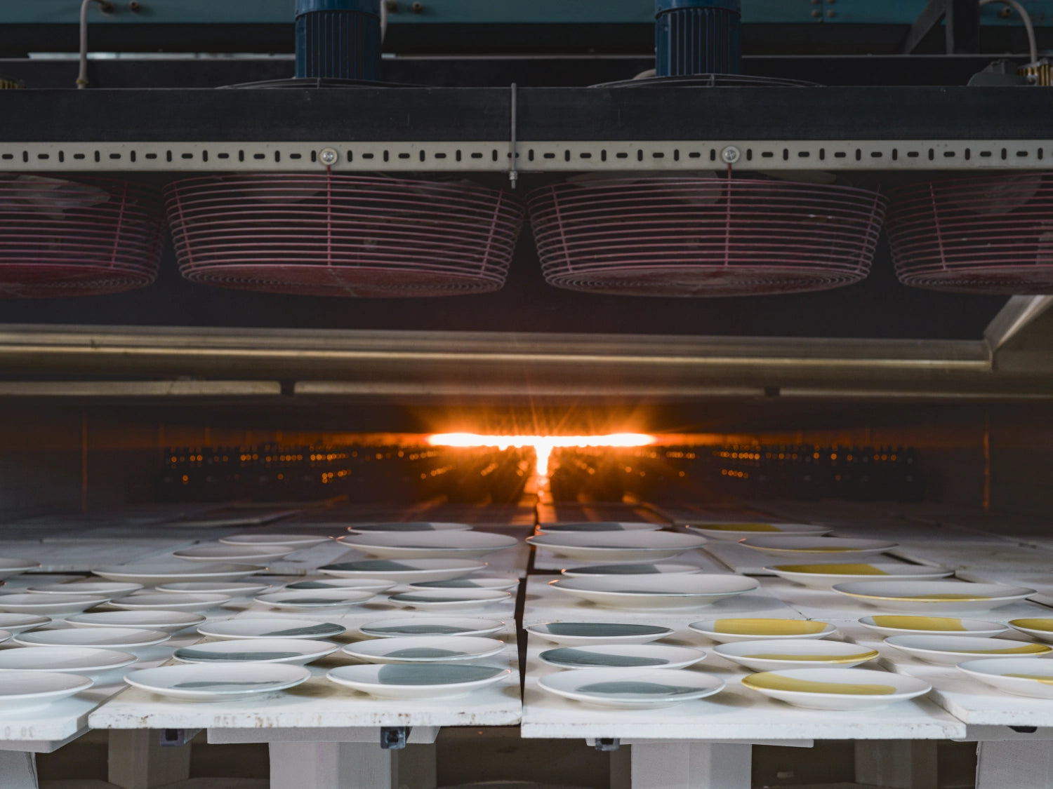 Erleben Sie den stilvollen Confluence Coupteller D27cm in Safran Alabaster Weiss von Revol. Perfekt für jede Tischdekoration und vielseitig einsetzbar.