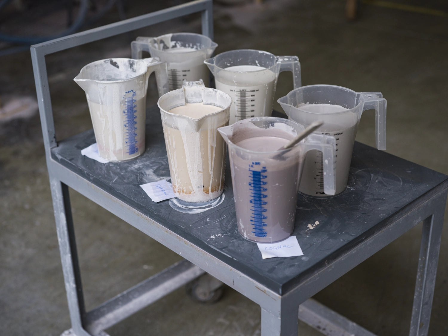 Setzen Sie Akzente auf Ihrem Tisch mit dem Confluence Teller flach D26cm in der stilvollen Farbkombination Safran Alabaster Weiss von Revol.