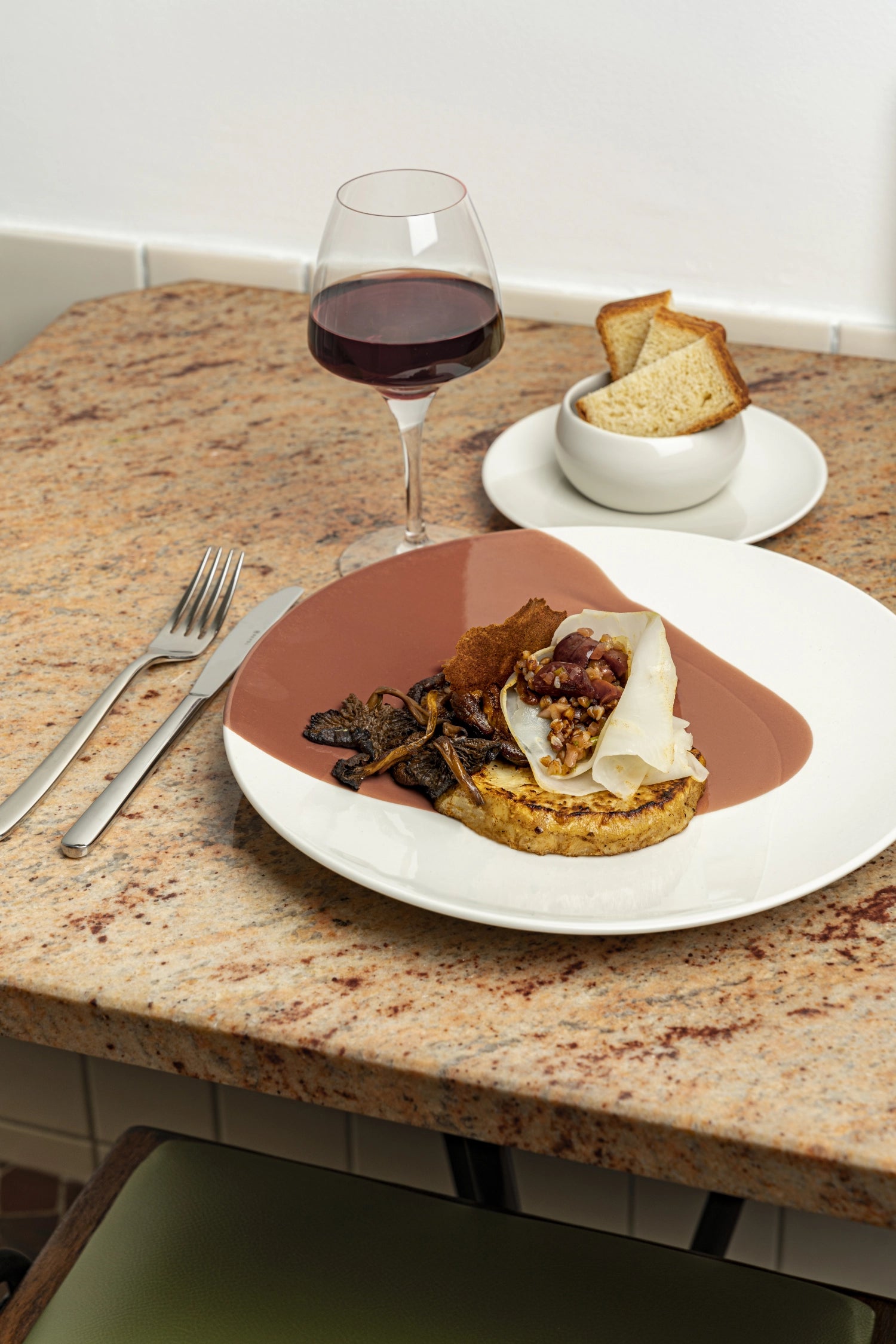 Erleben Sie den stilvollen Confluence Teller D28cm in kokos alabaster weiss von Revol. Robuste Keramik, elegantes Design, ideal für jede Tischdekoration.