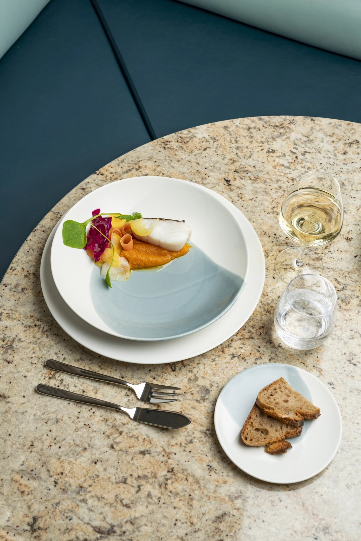 Verleihen Sie Ihrem Tisch mit dem Confluence Dessertteller D21.5cm in Safran Alabaster Weiss von Revol einen Hauch von Eleganz. Ideal für jeden Anlass!