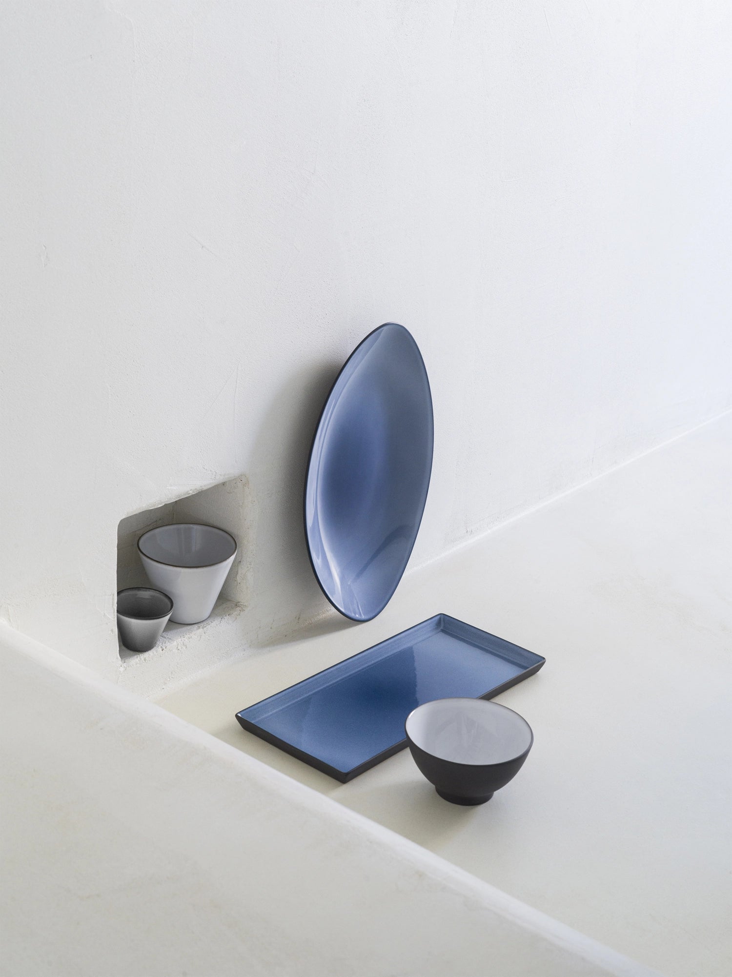 Elegante Schale mit gusseisernem Finish, 9 cm Durchmesser und 5,2 cm Höhe, ideal für kreative Servierideen und stilvolle Tischdekoration.