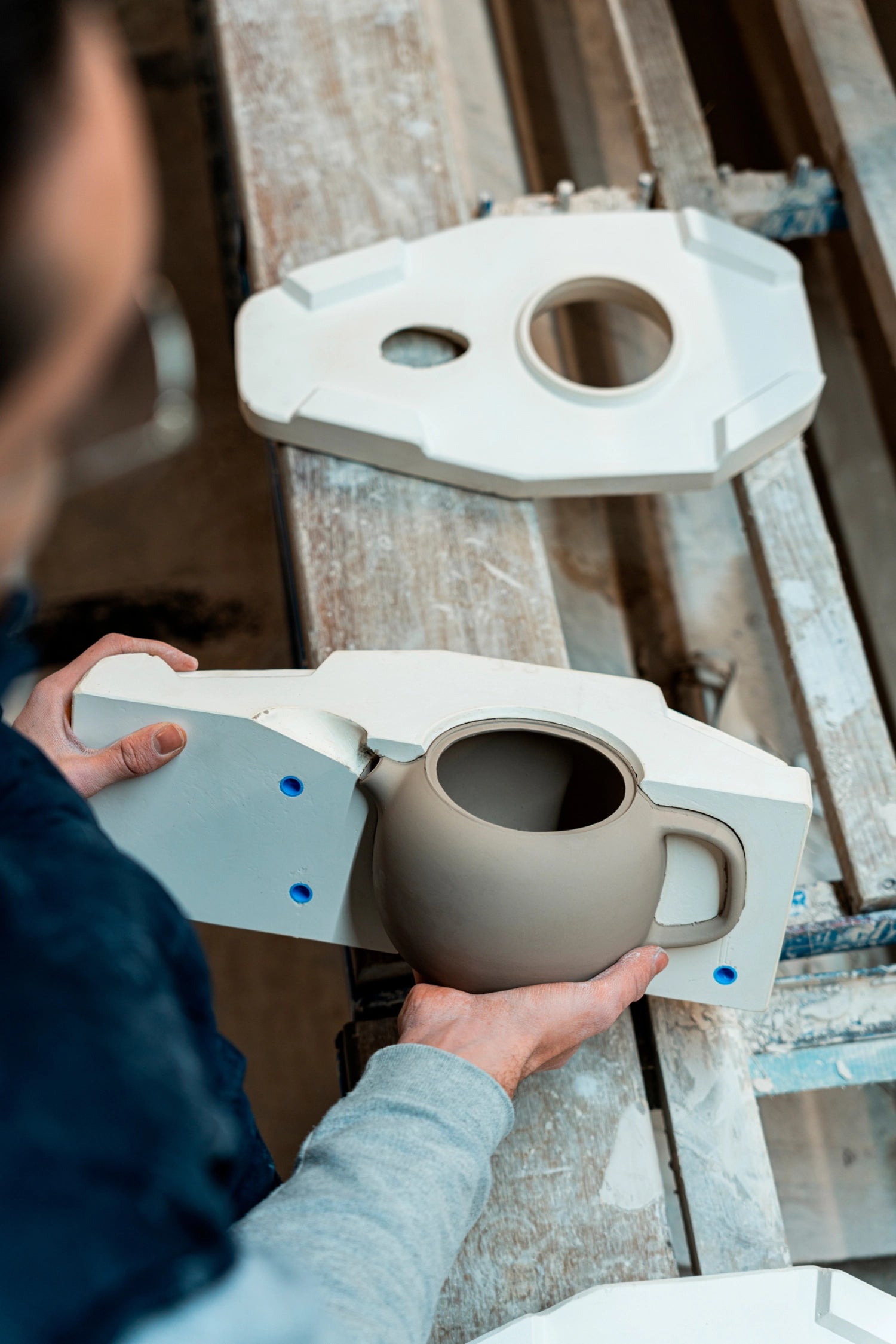 Der flache Madeleine Teller D26cm H3cm in alabasterweiß von Revol vereint zeitloses Design und Funktionalität, ideal für jede Tischdekoration.