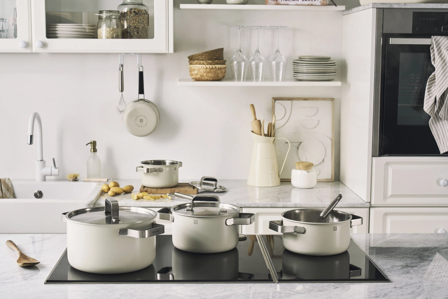 Elegantes 5-teiliges Kochgeschirrset in Elfenbeinweiß von Zwilling, ideal für kreative Küchenabenteuer und anspruchsvolles Kochen.