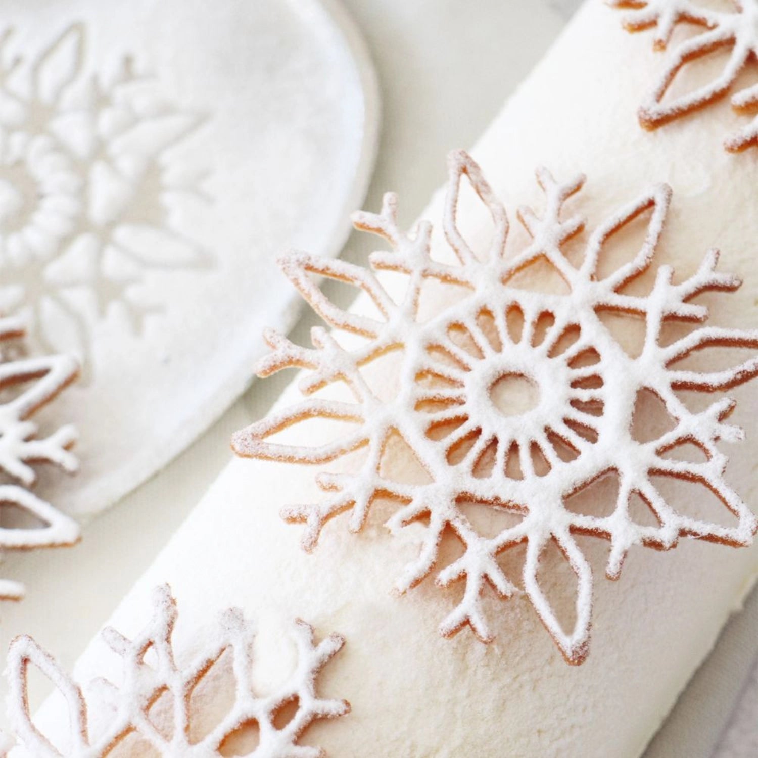 Festliche Backform mit Schneeflocken-Motiv, perfekt für kreative Kuchendekorationen und winterliche Backideen.