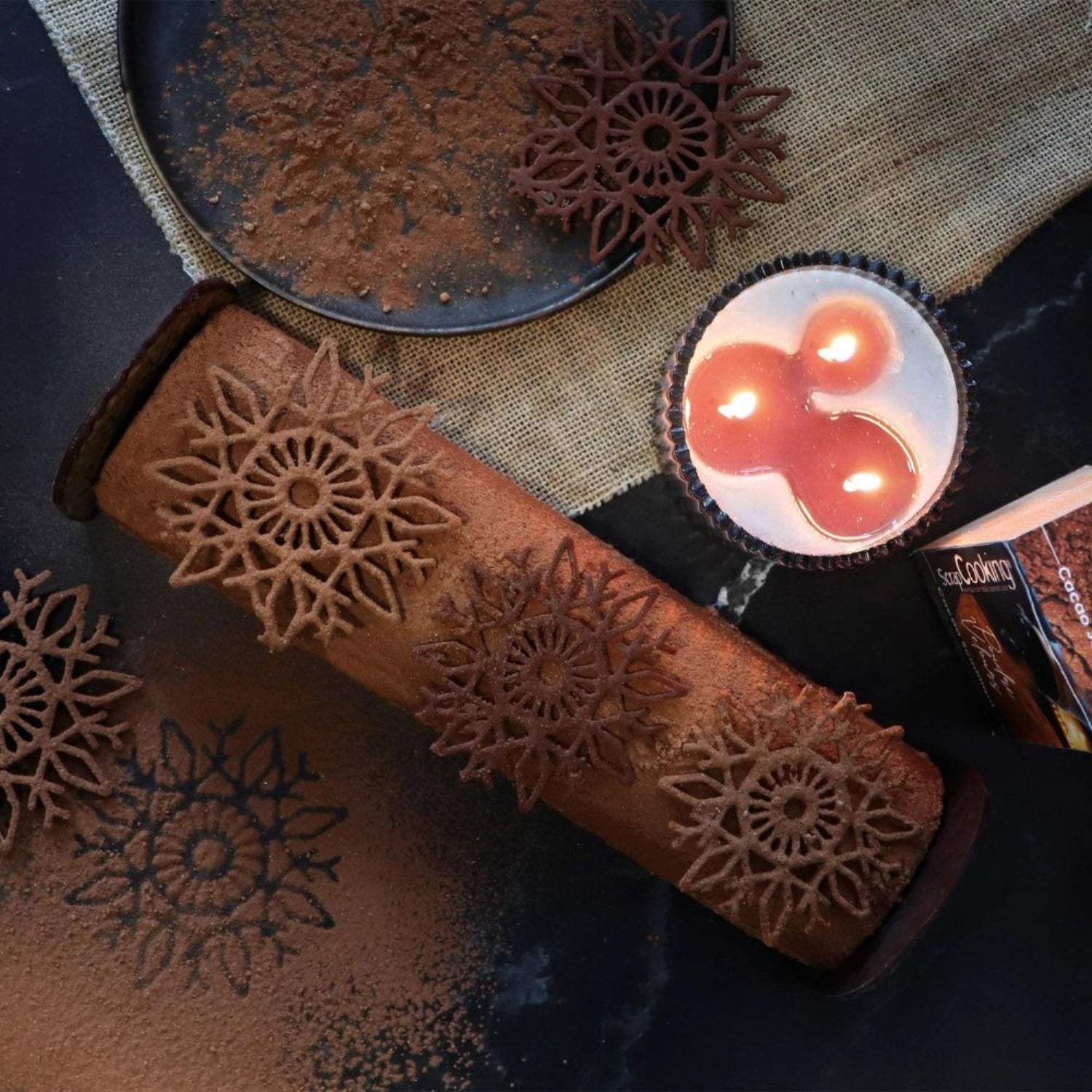 Weihnachtliche Backform mit Schneeflocken-Design, ideal für das Gestalten von festlichen Kuchentoppern und winterlichen Leckereien.