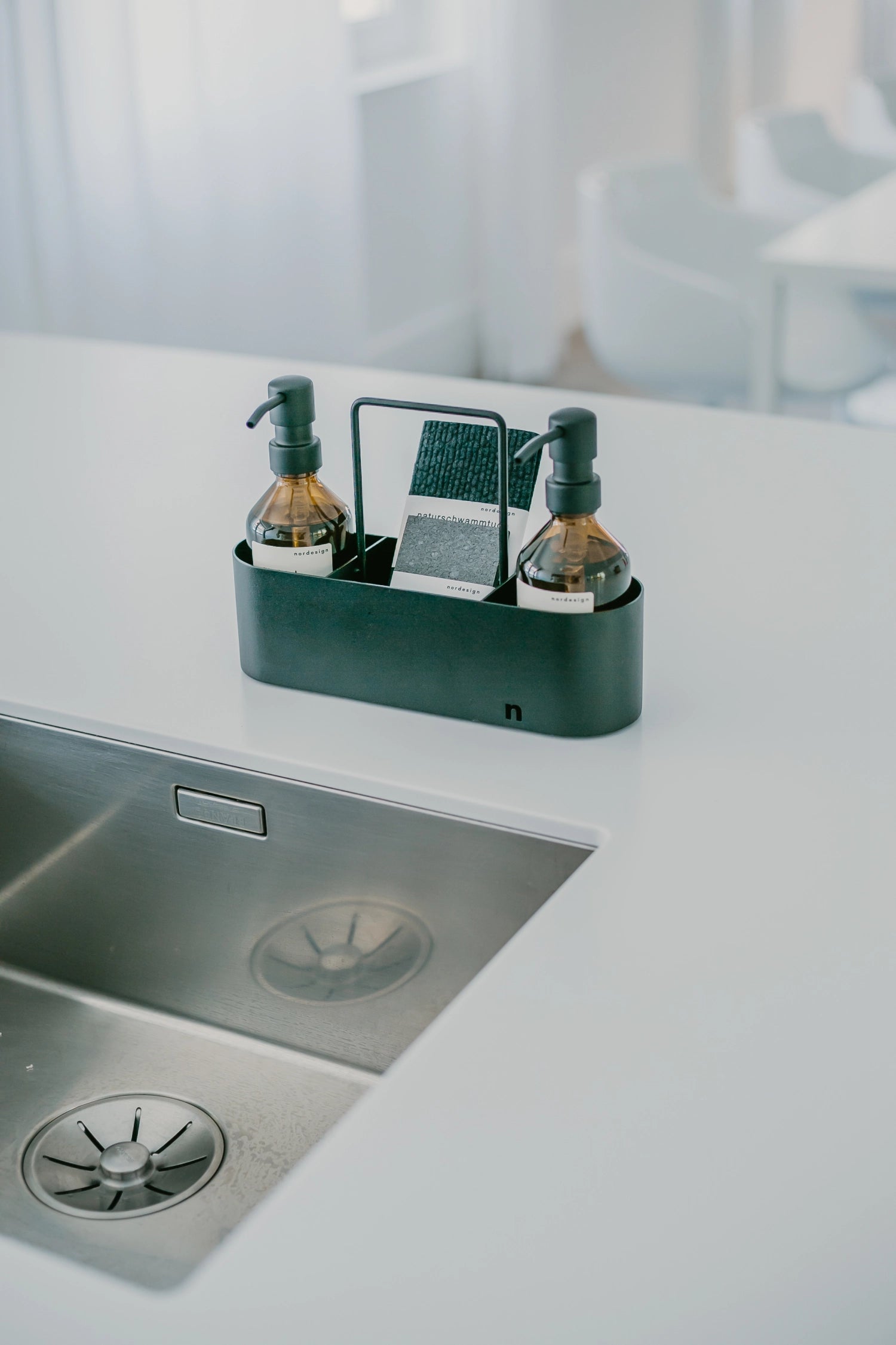 Stylischer Spülbecken Organizer in tiefschwarzer Ausführung von Nordesign, ideal für eine aufgeräumte und funktionale Kücheneinrichtung.