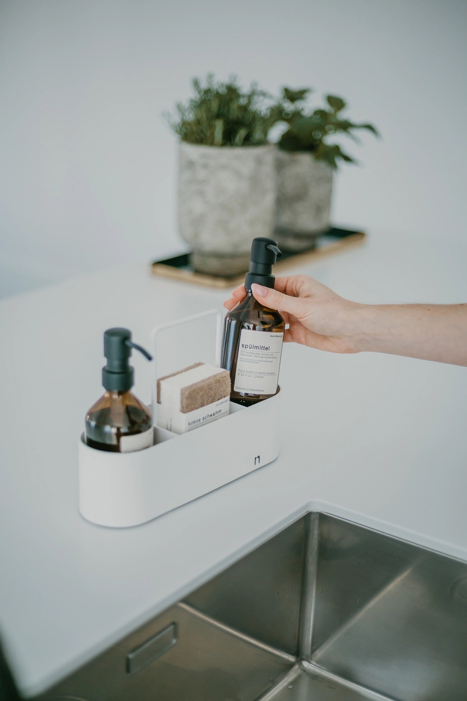 Eleganter Spülbecken Organizer in reinem Weiß von Nordesign, ideal zur Aufbewahrung von Spülutensilien und zur Schaffung von Ordnung in der Küche.