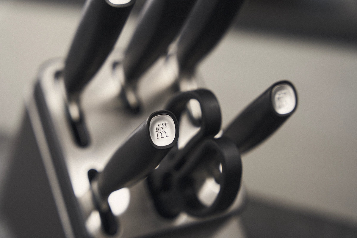7tlg. All Star Selbstschärfender Messerblock silber in Grau präsentiert im Onlineshop von KAQTU Design AG. Messerblock ist von Zwilling