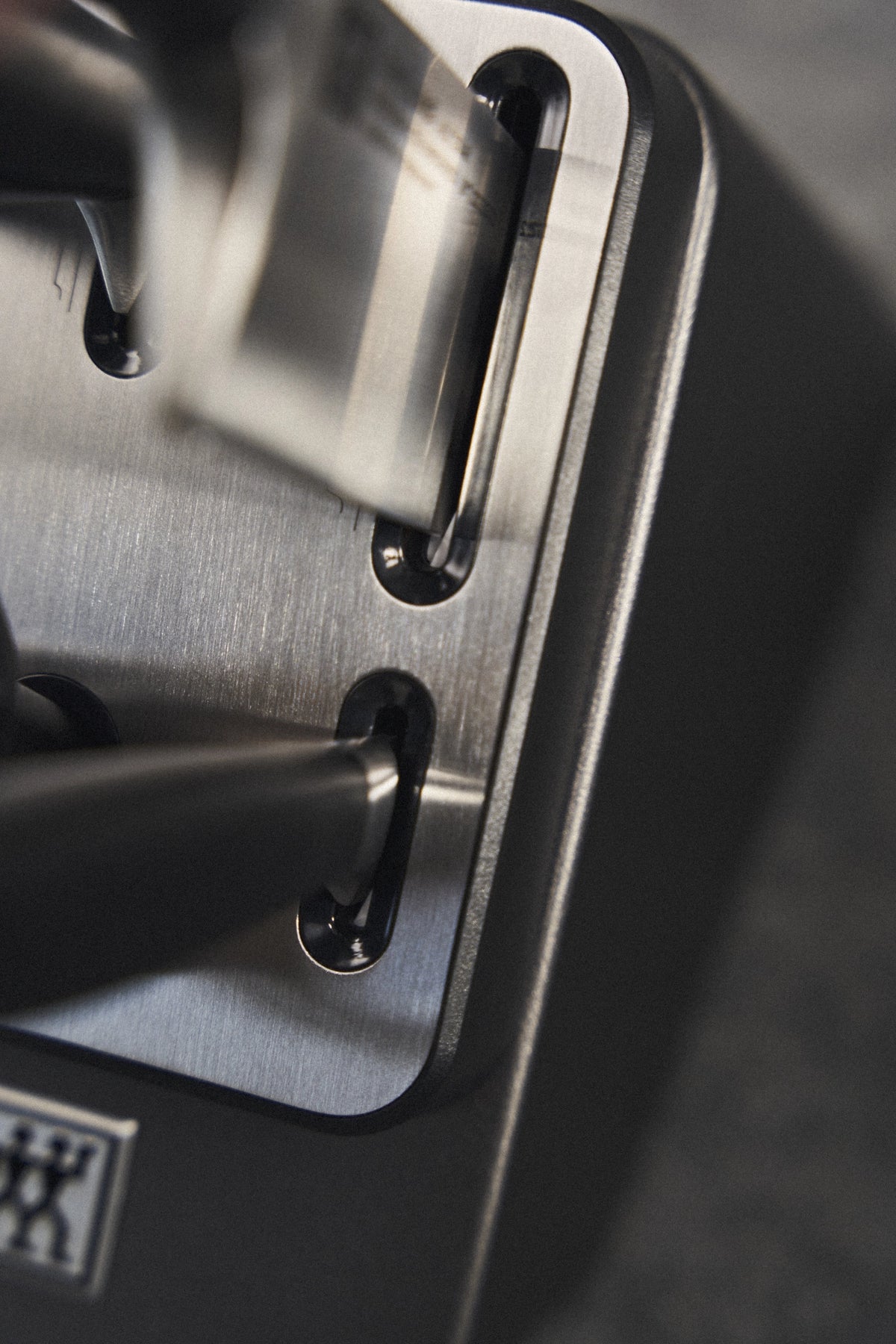 7tlg. All Star Selbstschärfender Messerblock silber in Grau präsentiert im Onlineshop von KAQTU Design AG. Messerblock ist von Zwilling