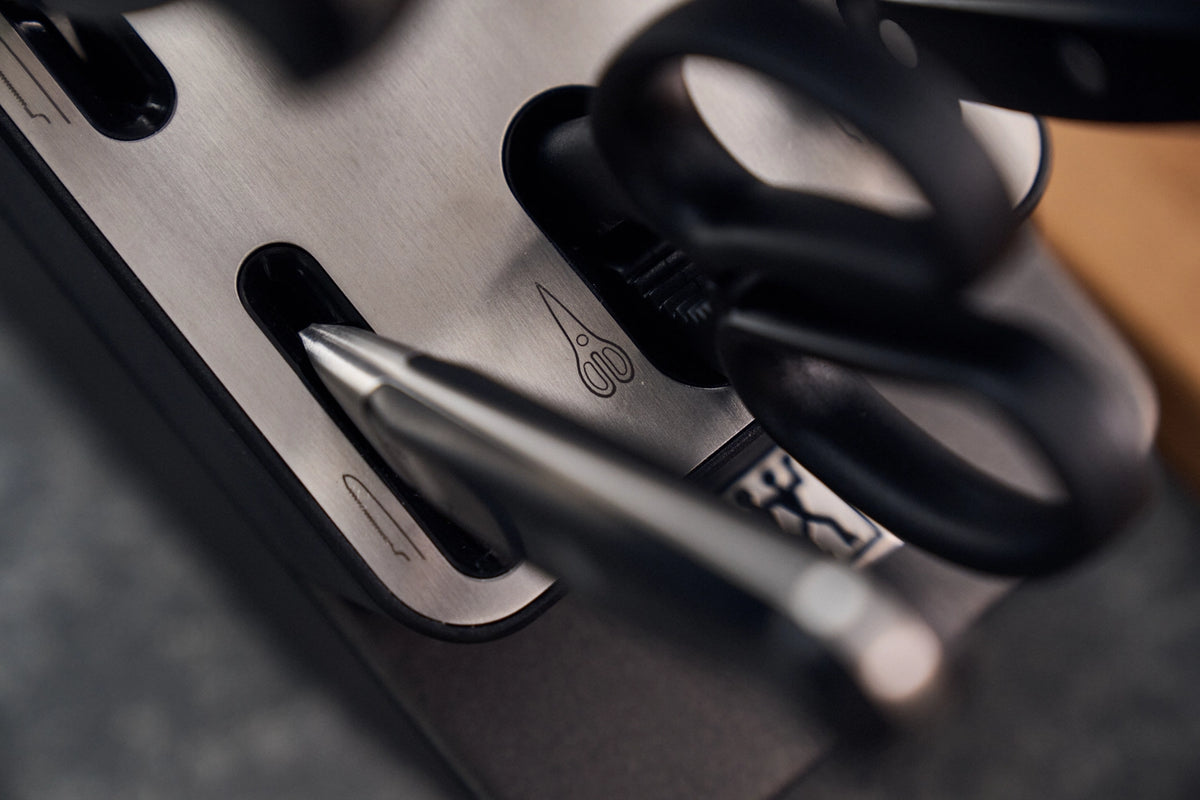 7tlg. Pro Selbstschärfender Messerblock in Grau präsentiert im Onlineshop von KAQTU Design AG. Messerblock ist von Zwilling