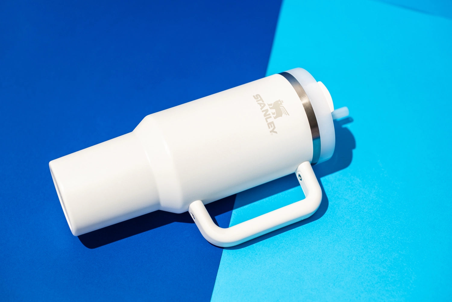 Quencher FlowState 1.18l frost in Weiss präsentiert im Onlineshop von KAQTU Design AG. Trinkflaschen ist von Stanley