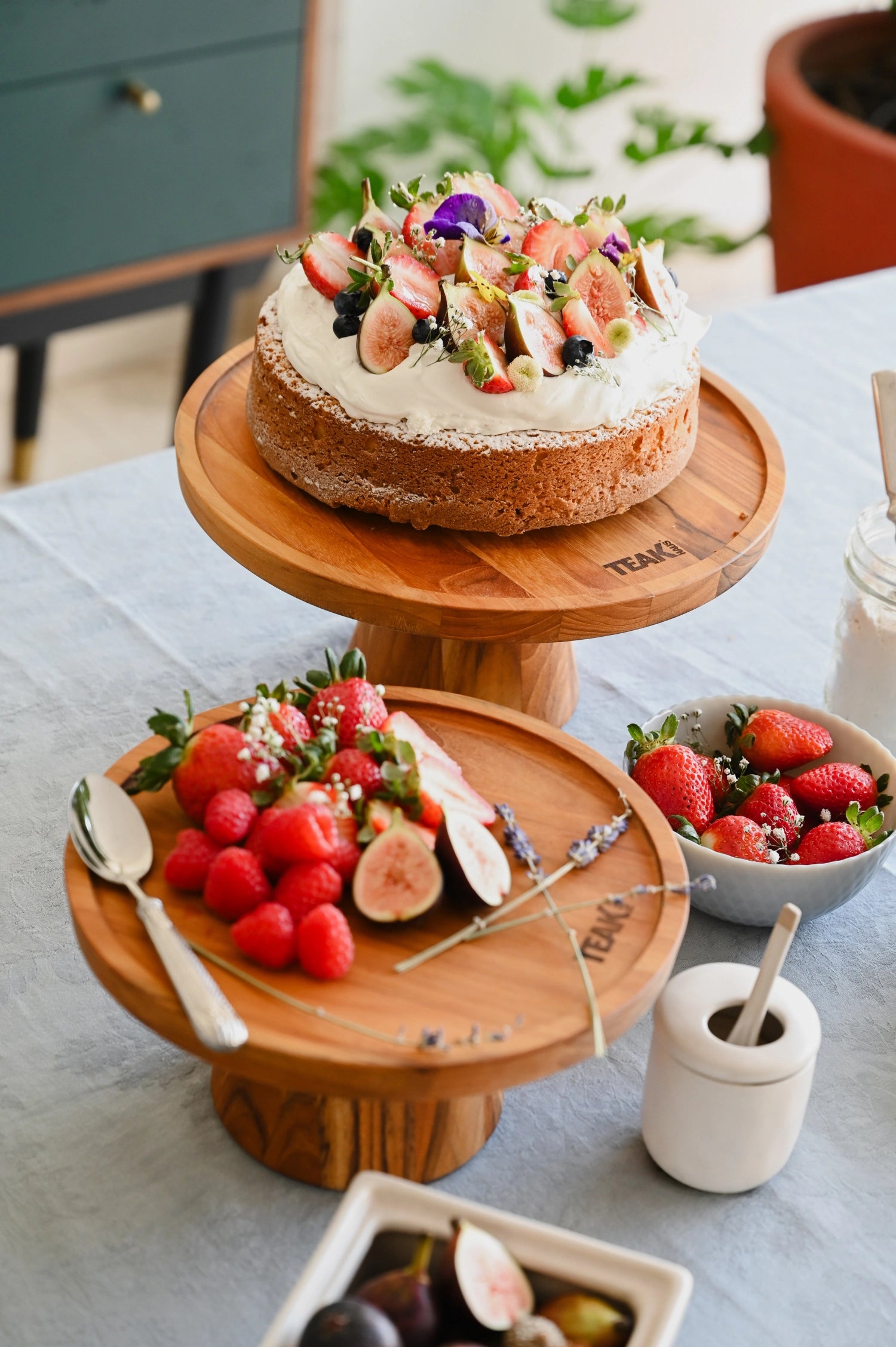 Bistro Tortenplatte S D24cm H10cm in Braun präsentiert im Onlineshop von KAQTU Design AG. Teller ist von Teak Haus