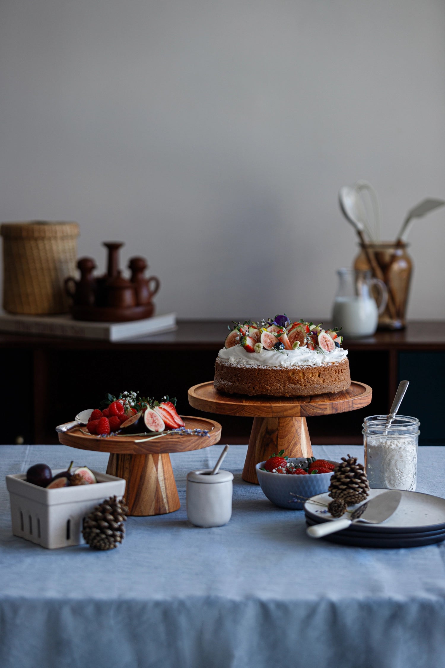 Bistro Tortenplatte S D24cm H10cm in Braun präsentiert im Onlineshop von KAQTU Design AG. Teller ist von Teak Haus