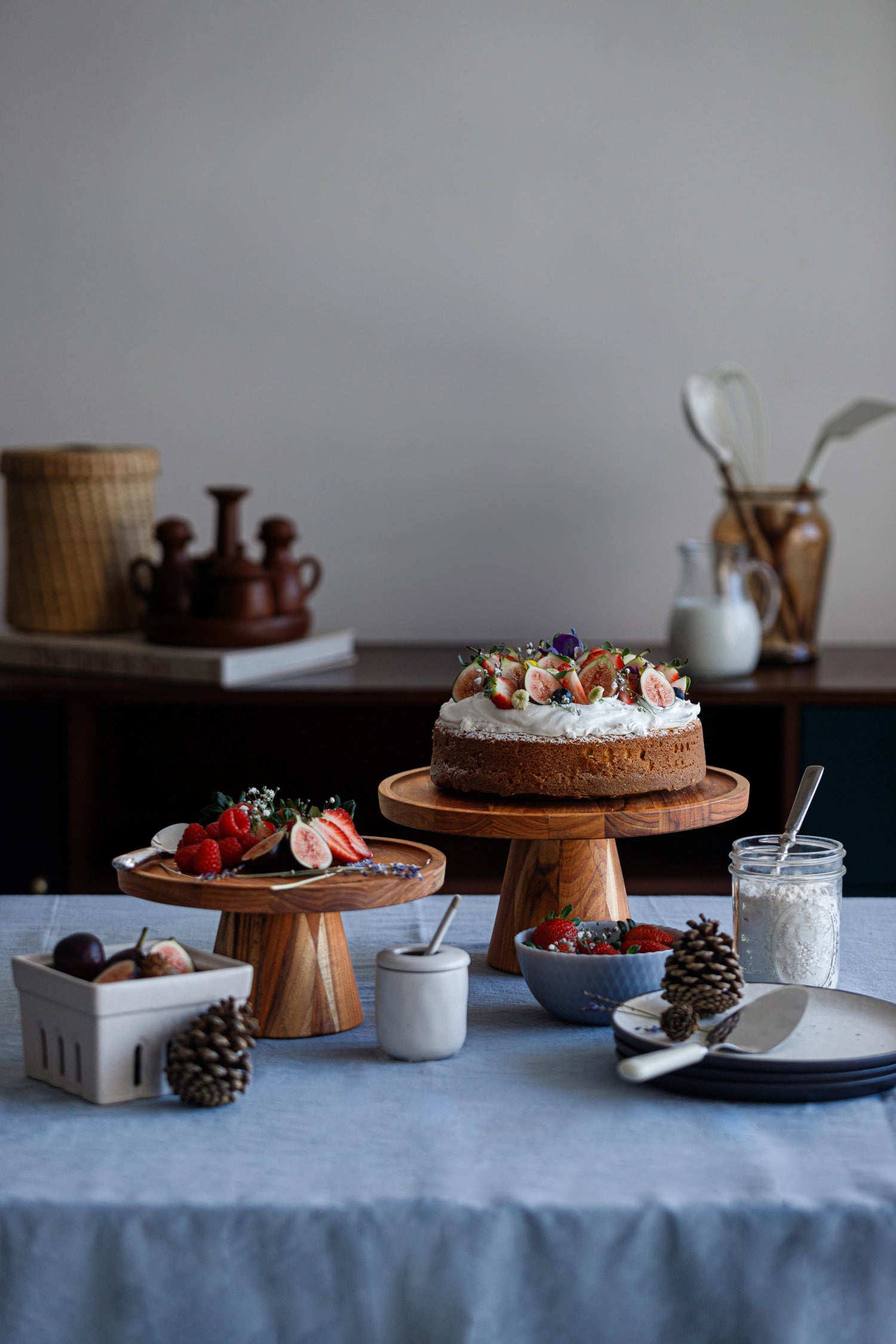 Bistro Tortenplatte S D24cm H10cm in Braun präsentiert im Onlineshop von KAQTU Design AG. Teller ist von Teak Haus