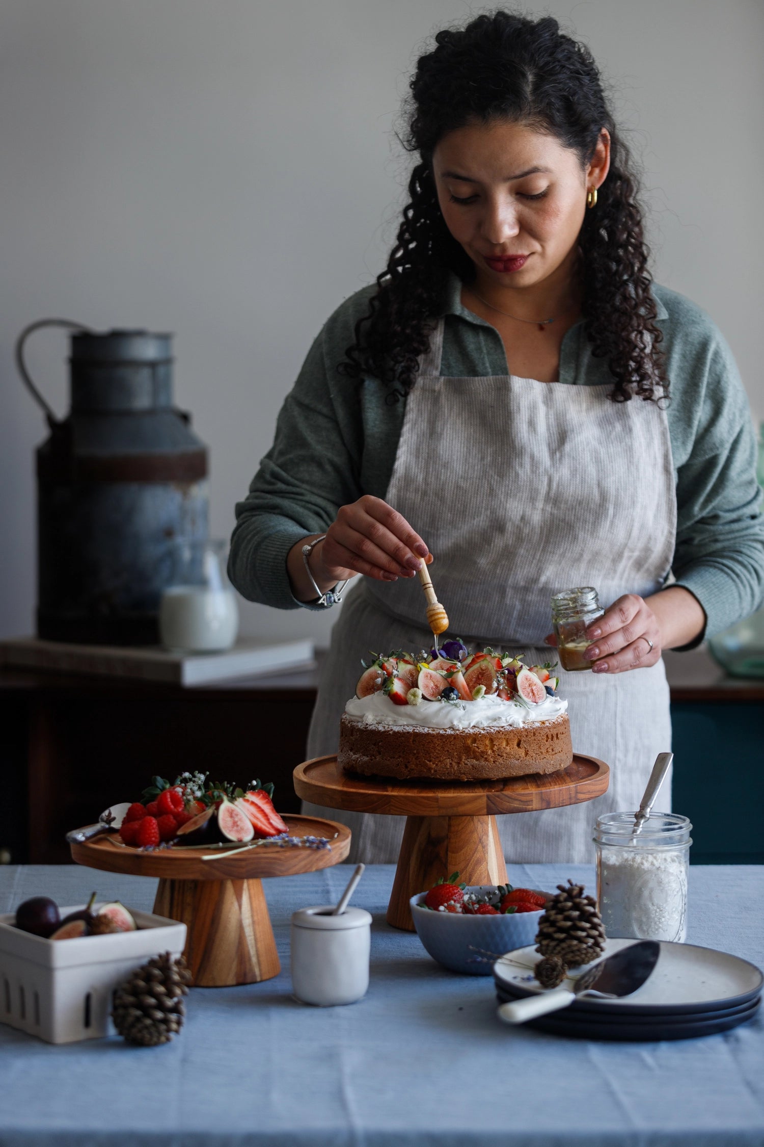 Bistro Tortenplatte S D24cm H10cm in Braun präsentiert im Onlineshop von KAQTU Design AG. Teller ist von Teak Haus