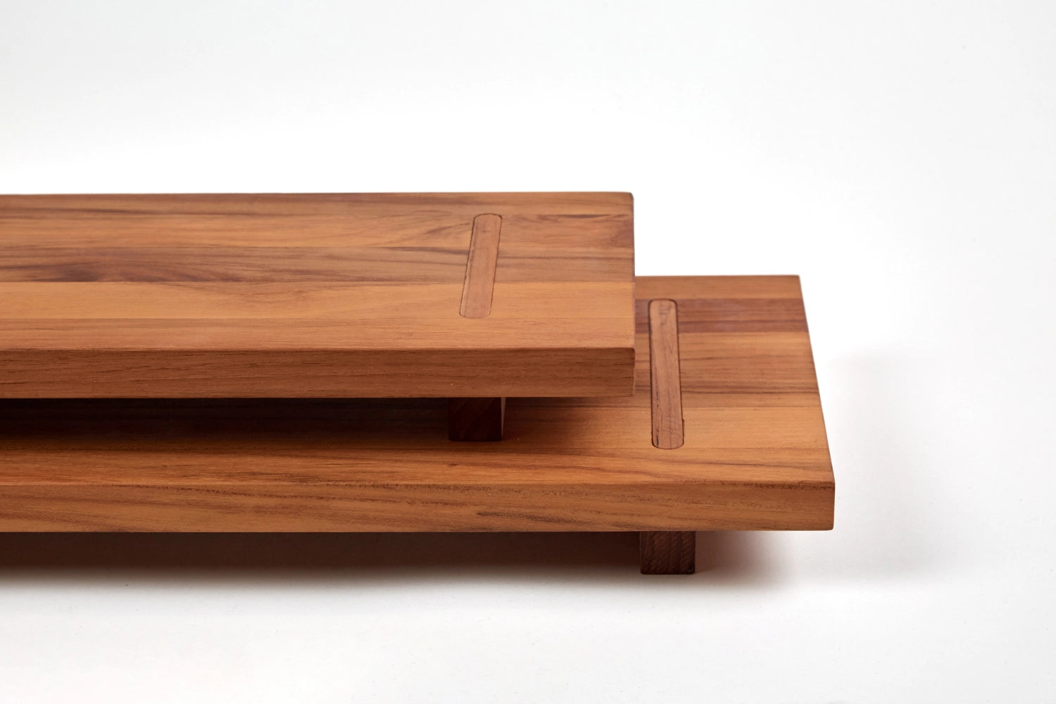 Bistro Servierplatte 53x22x4.6cm mit Füssen M in Braun präsentiert im Onlineshop von KAQTU Design AG. Tablett ist von Teak Haus