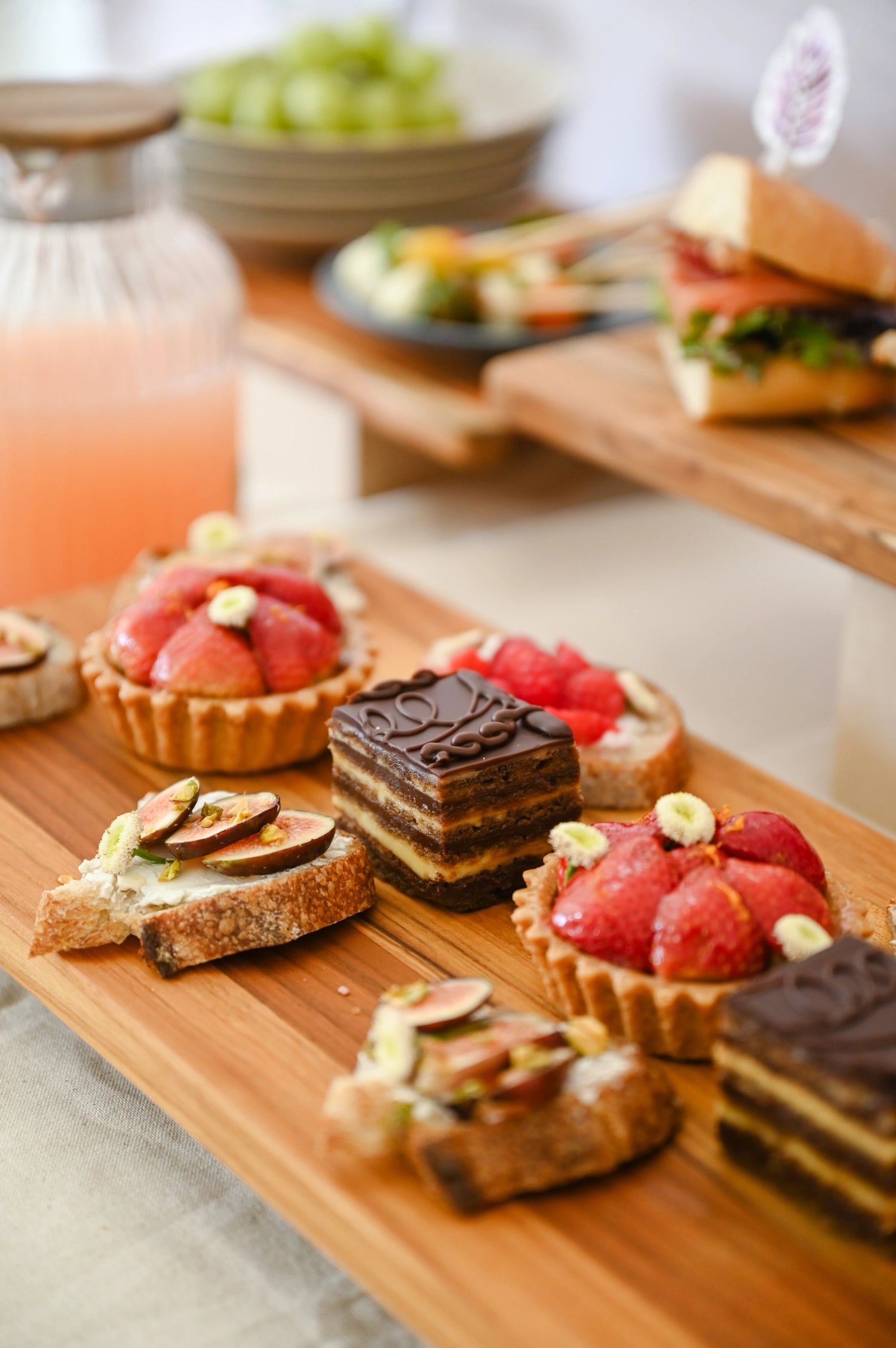 Bistro Servierplatte 53x22x4.6cm mit Füssen M in Braun präsentiert im Onlineshop von KAQTU Design AG. Tablett ist von Teak Haus