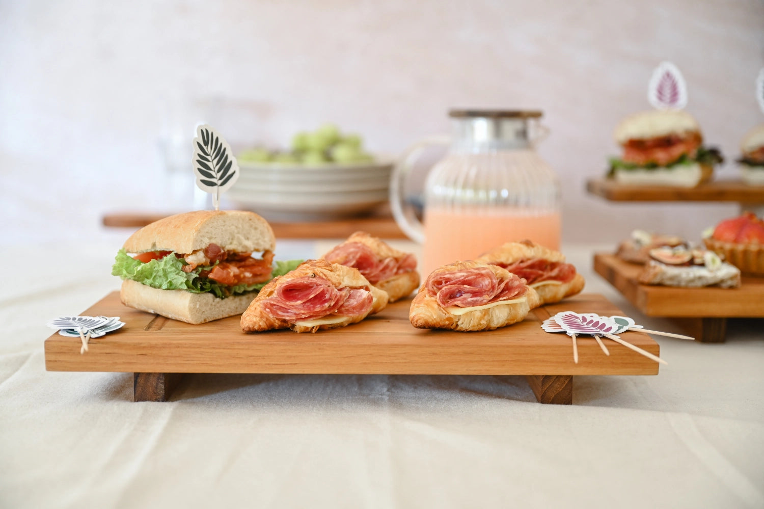 Bistro Servierplatte 38x18x4.6cm mit Füssen S in Braun präsentiert im Onlineshop von KAQTU Design AG. Tablett ist von Teak Haus