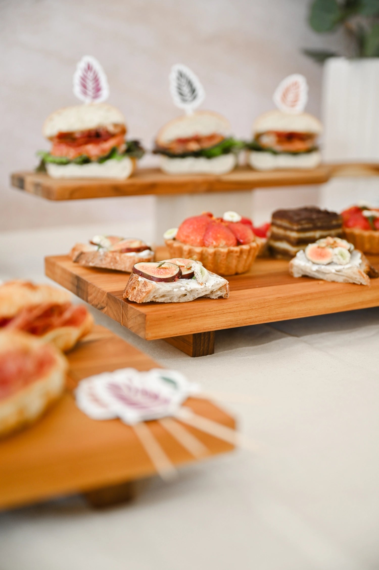 Bistro Servierplatte 38x18x4.6cm mit Füssen S in Braun präsentiert im Onlineshop von KAQTU Design AG. Tablett ist von Teak Haus