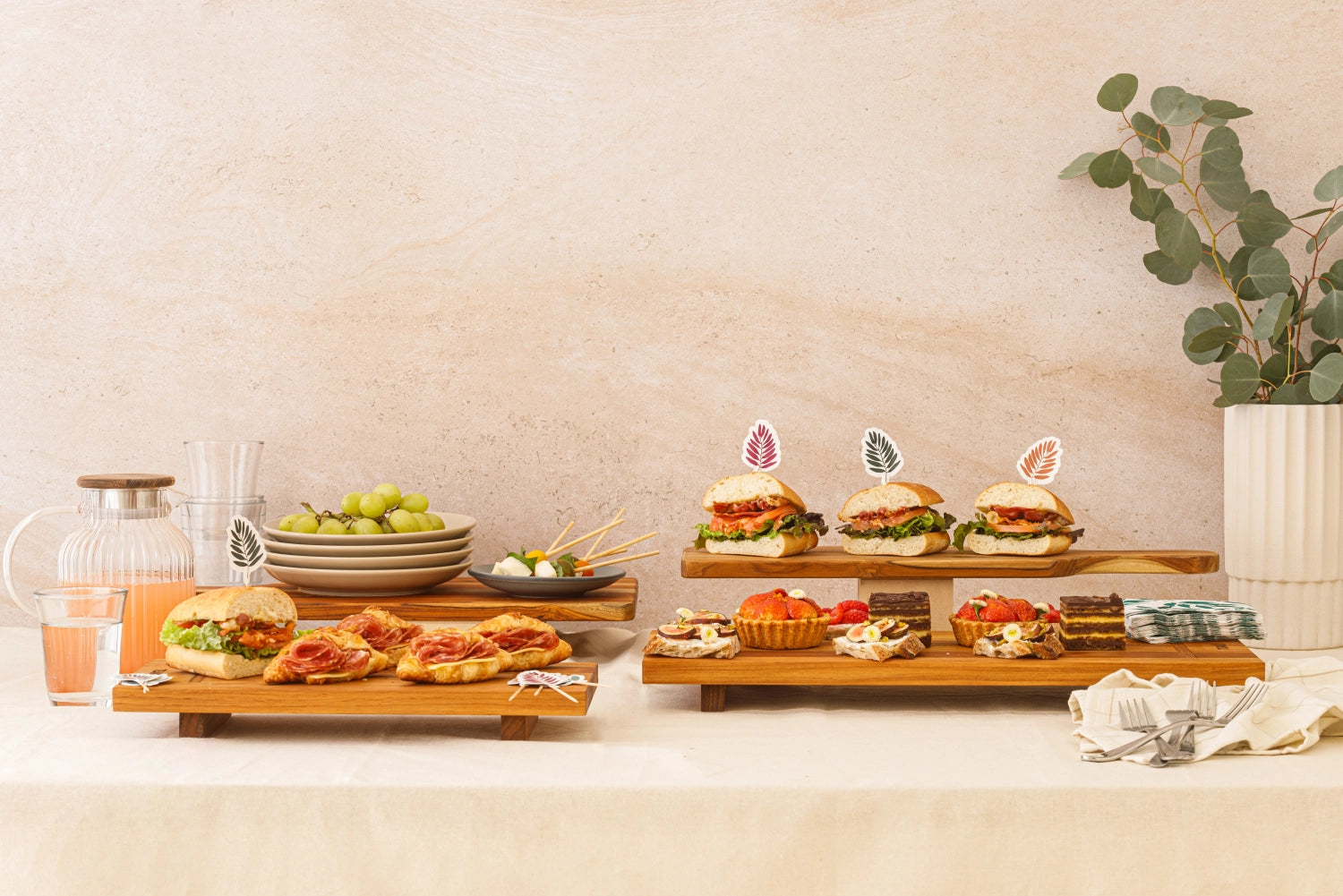 Bistro Servierplatte 38x18x4.6cm mit Füssen S in Braun präsentiert im Onlineshop von KAQTU Design AG. Tablett ist von Teak Haus