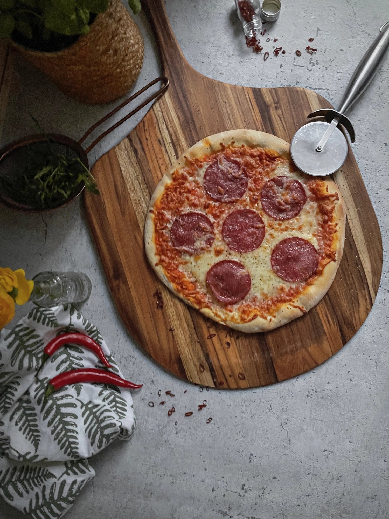 Canoe Servierbrett Pizza M 53x32.5x1.5cm mit Griff in Braun präsentiert im Onlineshop von KAQTU Design AG. Schneidbrett ist von Teak Haus