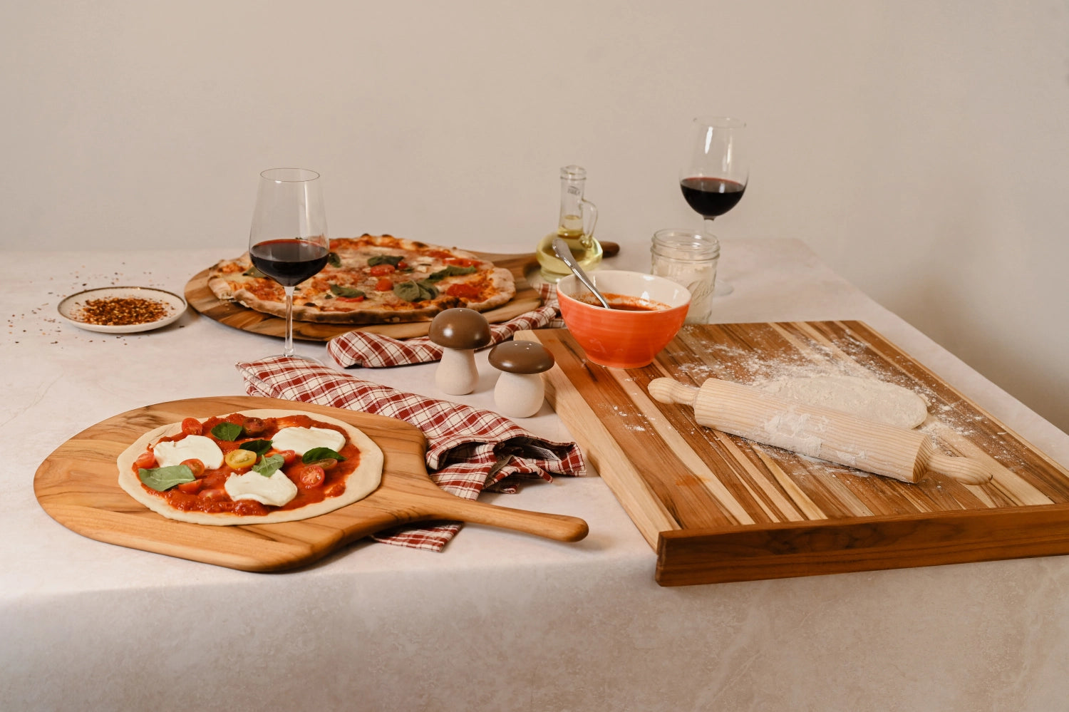 Canoe Servierbrett Pizza M 53x32.5x1.5cm mit Griff in Braun präsentiert im Onlineshop von KAQTU Design AG. Schneidbrett ist von Teak Haus