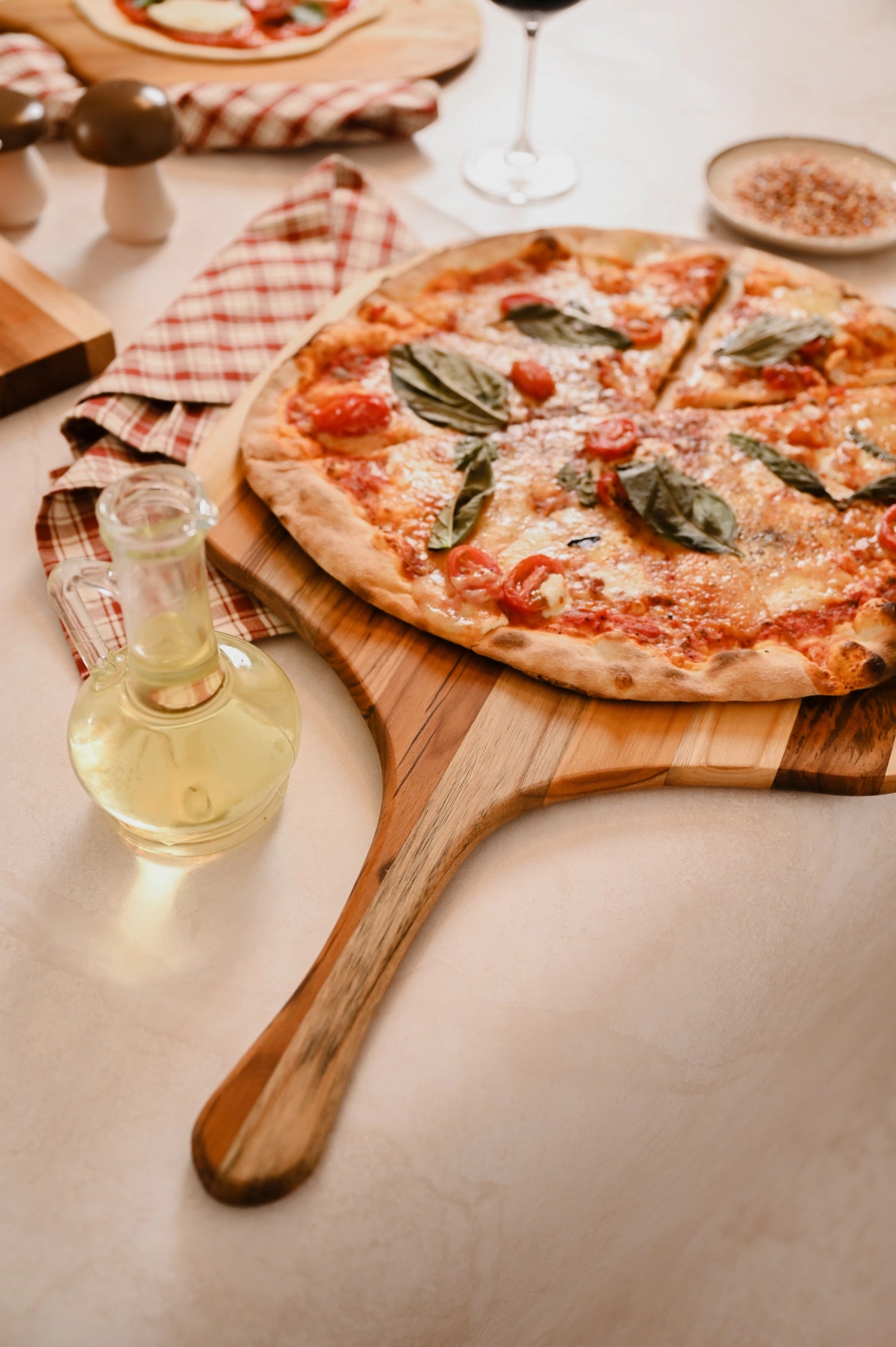 Canoe Servierbrett Pizza M 53x32.5x1.5cm mit Griff in Braun präsentiert im Onlineshop von KAQTU Design AG. Schneidbrett ist von Teak Haus