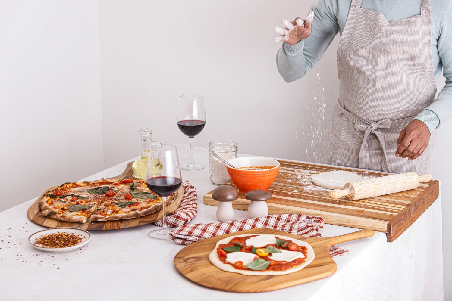 Canoe Servierbrett Pizza M 53x32.5x1.5cm mit Griff in Braun präsentiert im Onlineshop von KAQTU Design AG. Schneidbrett ist von Teak Haus