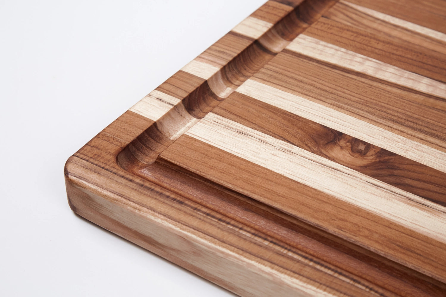 Scandi Servierbrett Grill 54x38x2.5cm mit tiefer Saftrille in Braun präsentiert im Onlineshop von KAQTU Design AG. Schneidbrett ist von Teak Haus