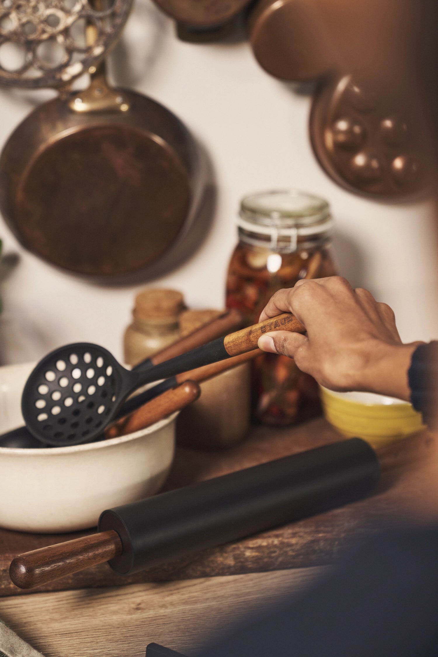 Teigroller silicone grip with acacia wood