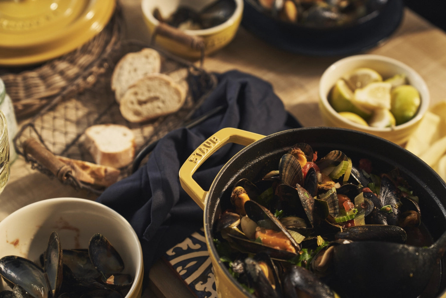 Runde Cocotte von Staub in Citron, 24 cm, aus Gusseisen mit 3,7 l Volumen, ideal zum Kochen und Servieren von köstlichen Gerichten.