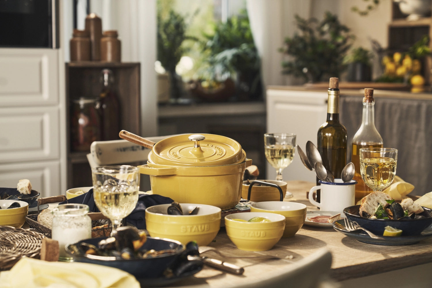 Runde Cocotte in leuchtendem Citron, 24 cm, aus langlebigem Gusseisen, ideal für köstliche Rezepte und ansprechende Tischpräsentation.