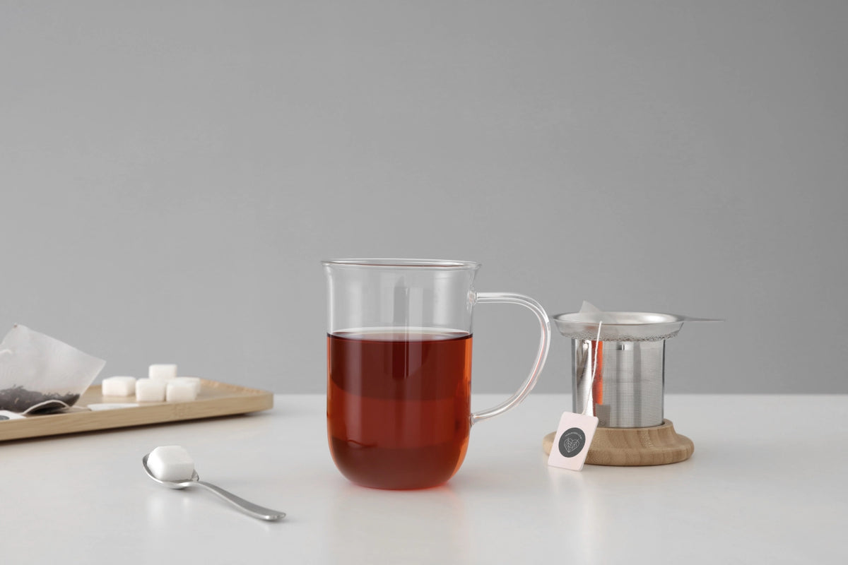 Minima Balance Teetasse mit Sieb 500ml in Weiss präsentiert im Onlineshop von KAQTU Design AG. Tasse ist von Viva