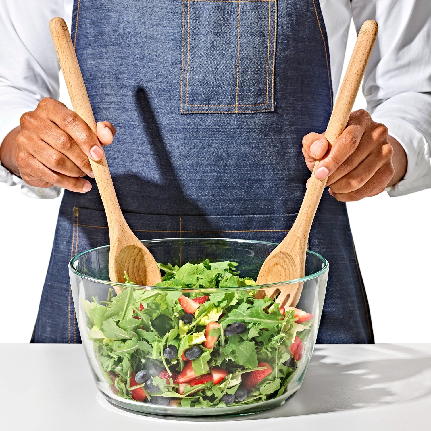 Zweiteiliges Salatservier Set aus Holz von OXO, 15.6 cm, ergonomisches Design für einfaches Servieren und Mischen von Salaten.