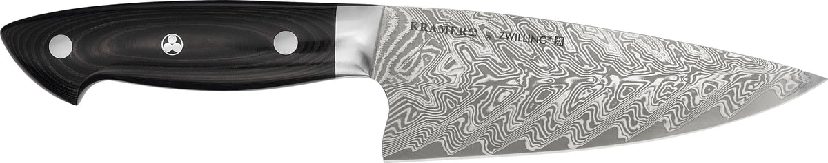 Zwilling Kramer Euro Stainless Kochmesser mit 16cm langer Damaststahlklinge und schwarzem Griff aus Leinen-Micarta, Mosaikstift sichtbar.