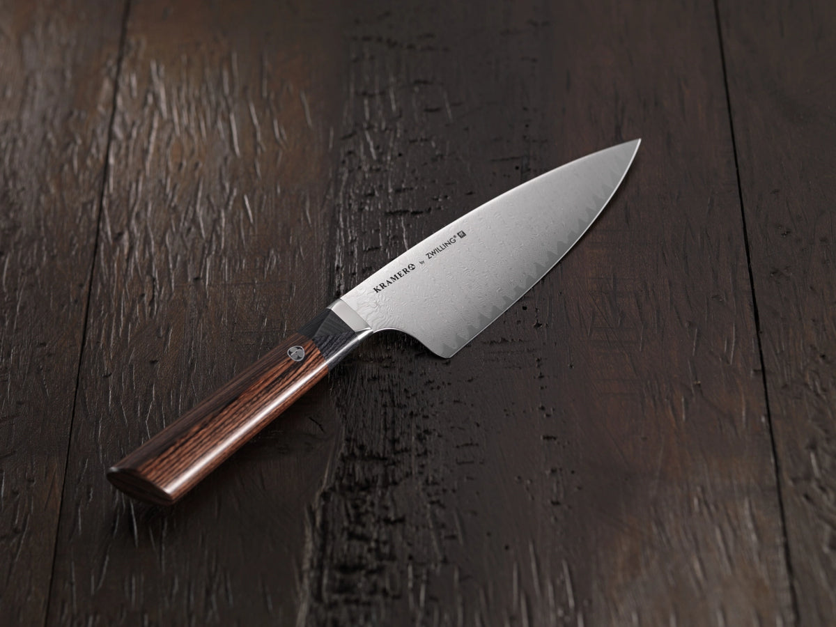 Santoku-Messer Kramer Meiji 18cm von Zwilling mit brauner Damaststahlklinge und ergonomischem Griff aus Pakkaholz, Ansicht von oben.