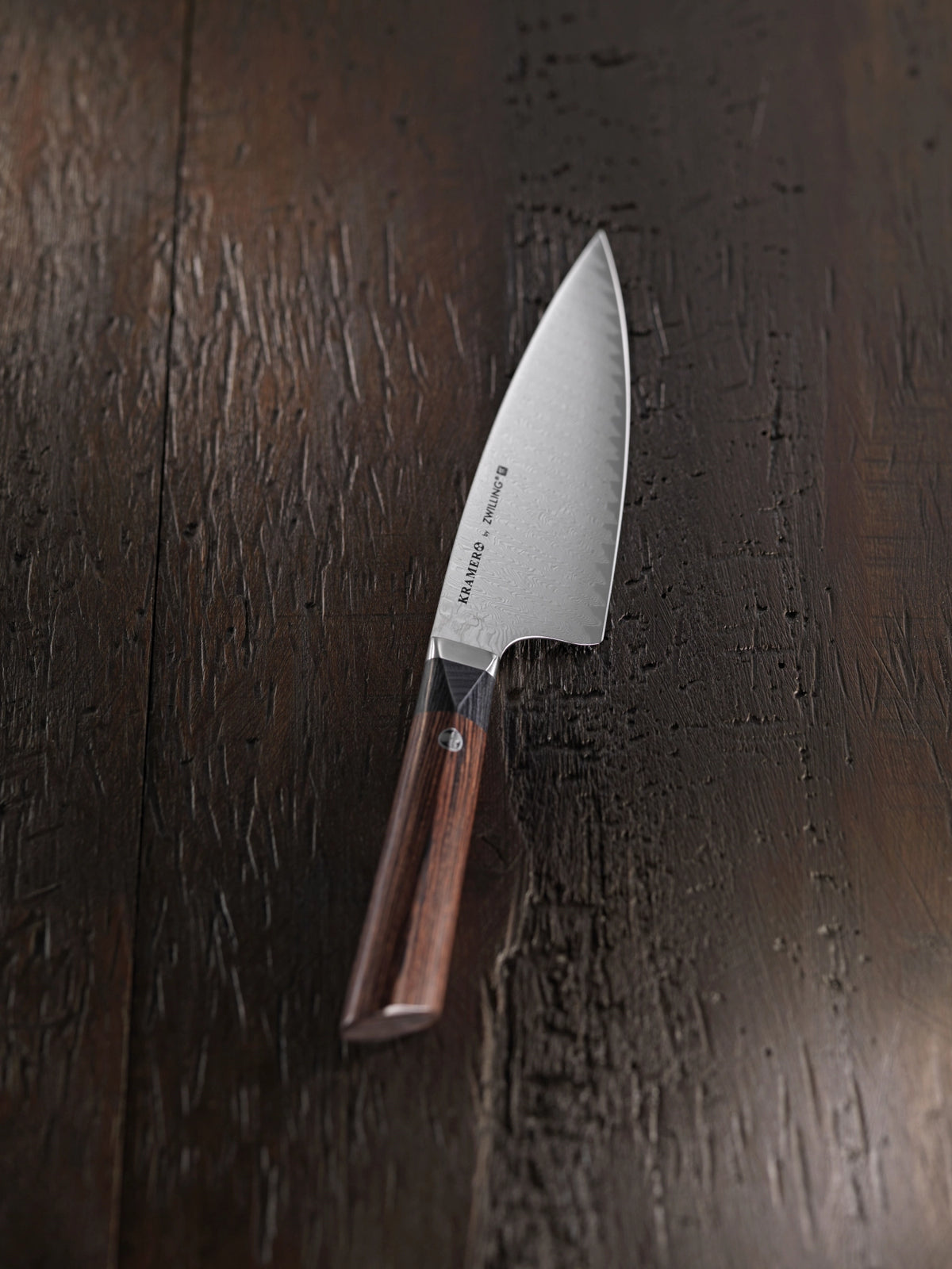Santoku-Messer Kramer Meiji 18cm von Zwilling mit brauner Damaststahlklinge und ergonomischem Griff aus Pakkaholz, Ansicht von oben.
