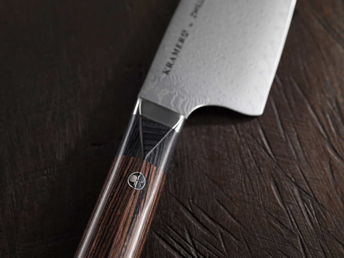 Santoku-Messer Kramer Meiji 18cm von Zwilling mit brauner Damaststahlklinge und ergonomischem Griff aus Pakkaholz, Ansicht von oben.