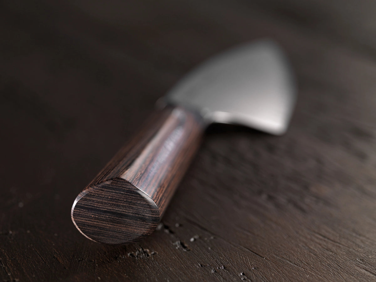 Santoku-Messer Kramer Meiji 18cm von Zwilling mit brauner Damaststahlklinge und ergonomischem Griff aus Pakkaholz, Ansicht von oben.