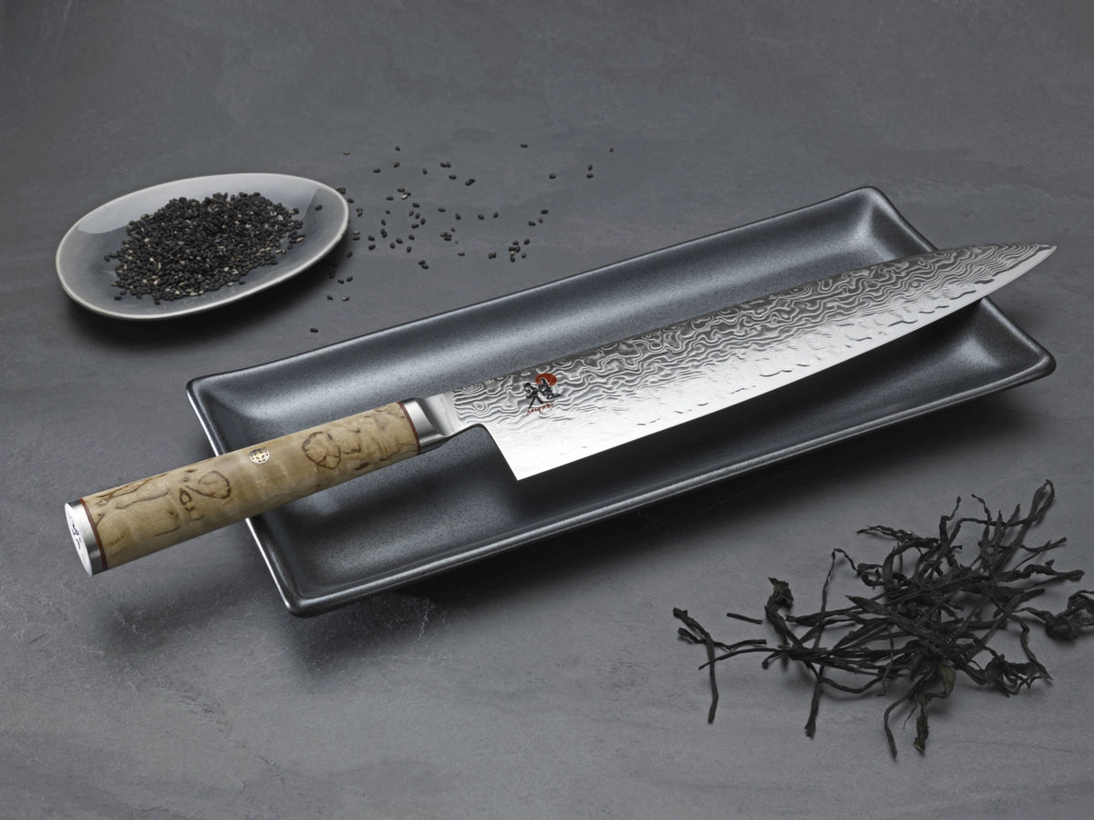 Damastmesser Miyabi 5000 MCD Gyutoh 16cm mit beiger Klinge aus Damaststahl und Griff aus karelischer Birke, Nahaufnahme der Klingenstruktur.