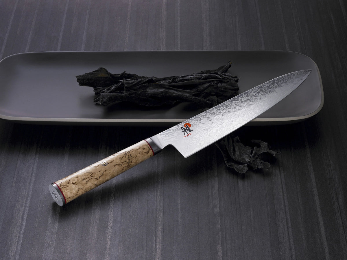 Damastmesser Miyabi 5000 MCD Gyutoh 16cm mit beiger Klinge aus Damaststahl und Griff aus karelischer Birke, Nahaufnahme der Klingenstruktur.