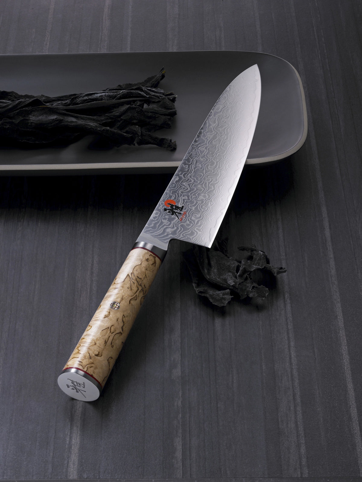 Damastmesser Miyabi 5000 MCD Gyutoh 16cm mit beiger Klinge aus Damaststahl und Griff aus karelischer Birke, Nahaufnahme der Klingenstruktur.