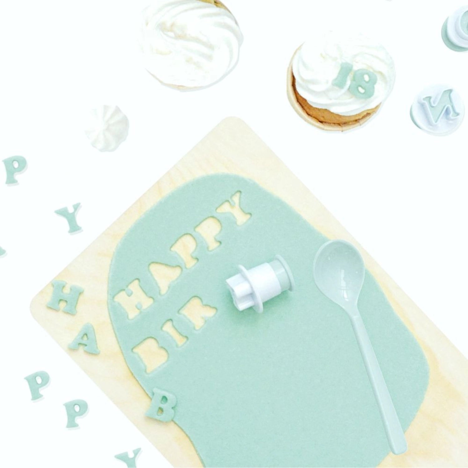 Erfrischende Zuckerpaste in Mintgrün, ideal für kreative Backprojekte und das Verzieren von Torten und Desserts.