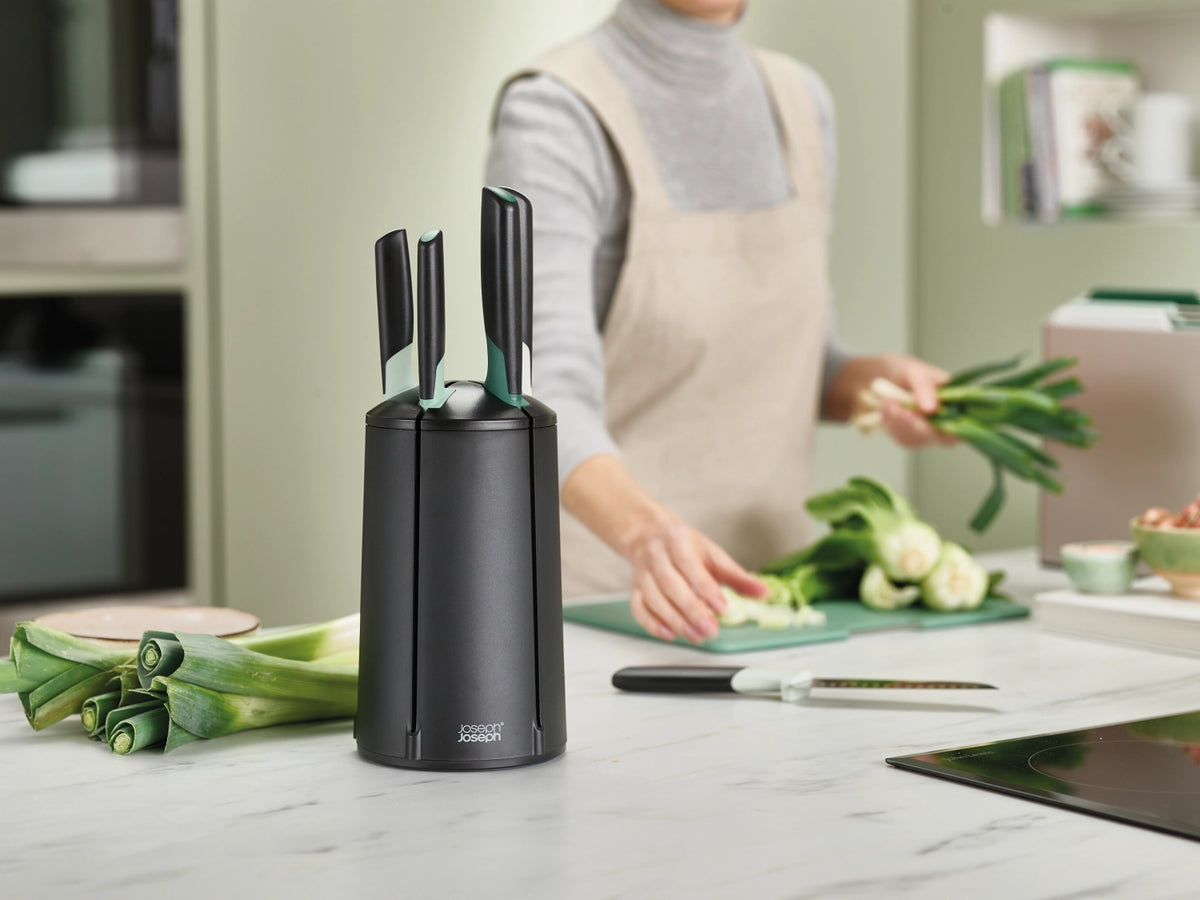 Elevate Messer Karussell 5tlg. sage in Grün präsentiert im Onlineshop von KAQTU Design AG. Küchenmesser ist von Joseph Joseph