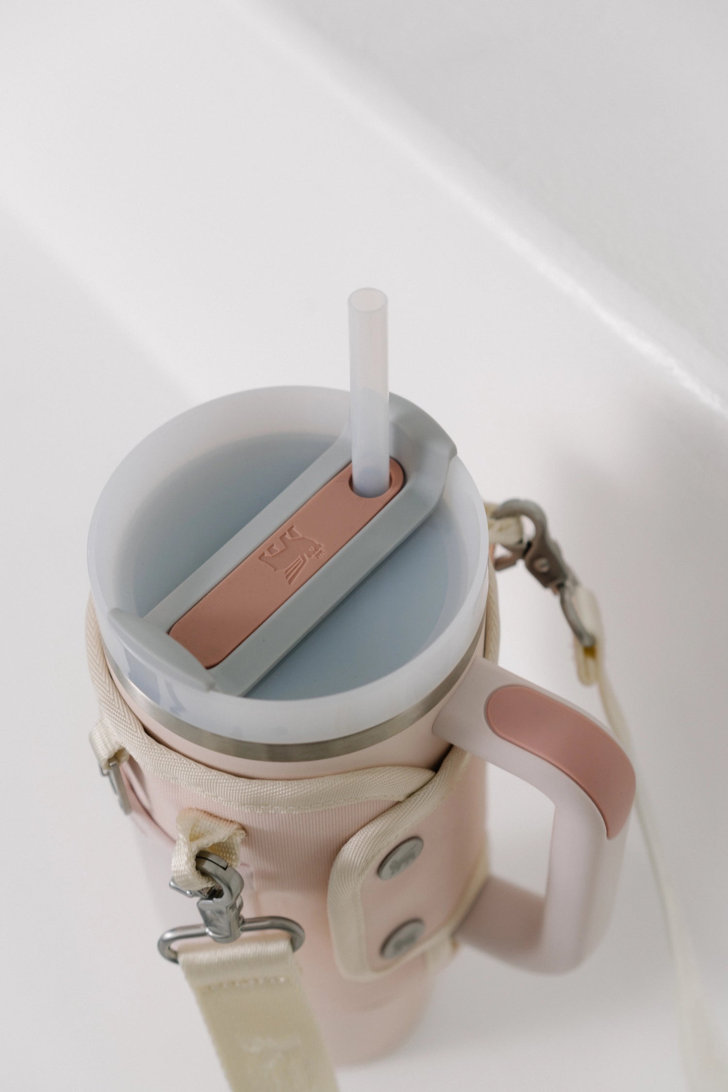 All-Day Quencher Carry-All 1.18l rose quartz 2.0 in Pink präsentiert im Onlineshop von KAQTU Design AG. Zutaten ist von Stanley