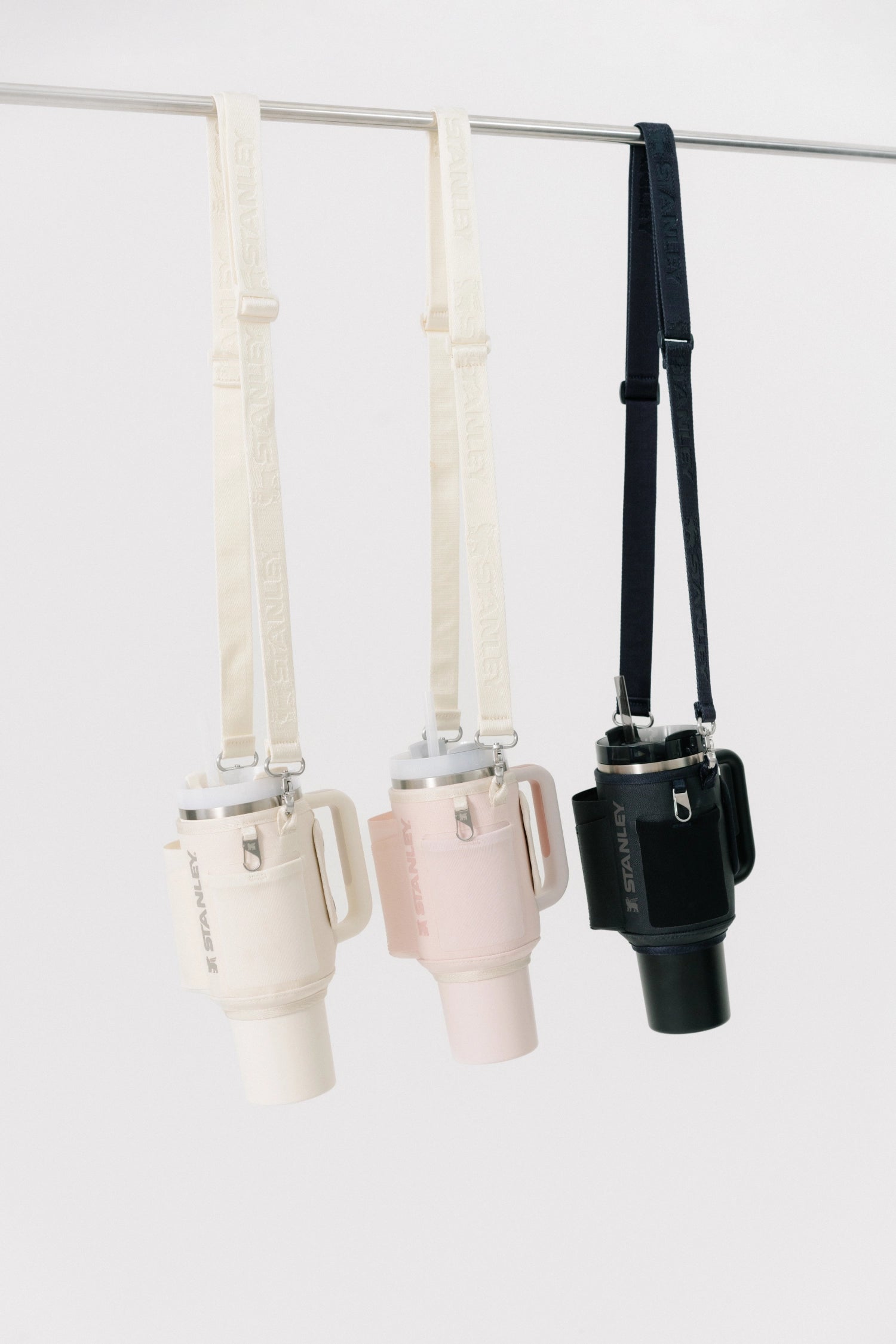 All-Day Quencher Carry-All 1.18l cream in Beige präsentiert im Onlineshop von KAQTU Design AG. Zutaten ist von Stanley