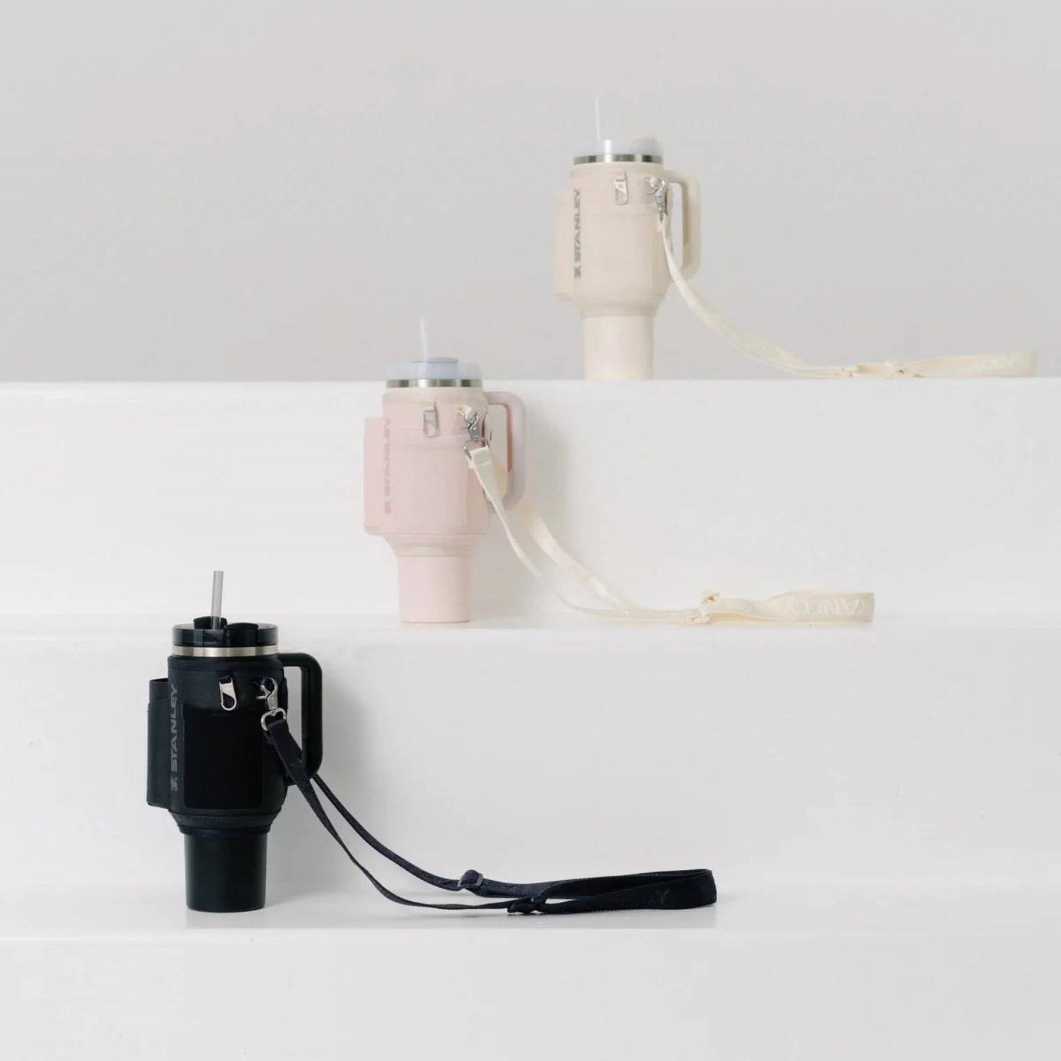 All-Day Quencher Carry-All 0.89l cream in Beige präsentiert im Onlineshop von KAQTU Design AG. Zutaten ist von Stanley