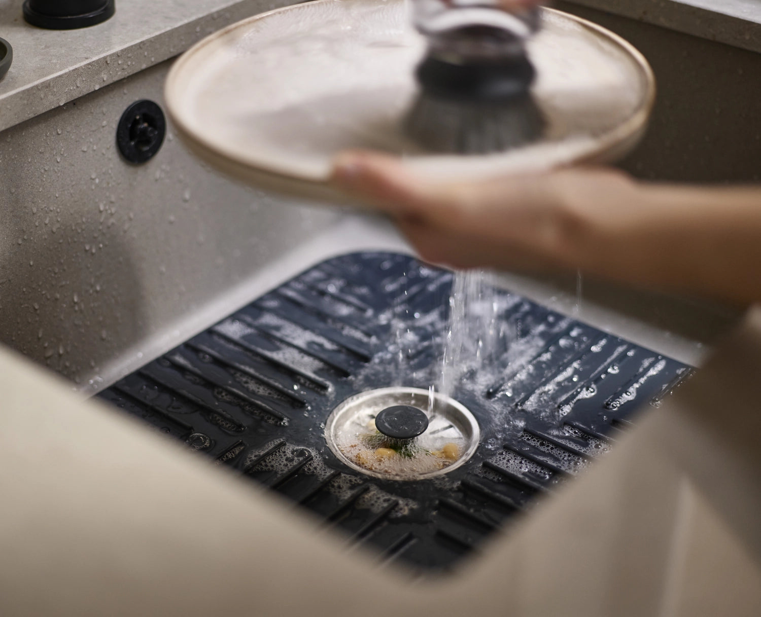 SinkShield Abtropfmatte mit Abfluss S 30x30cm ABS