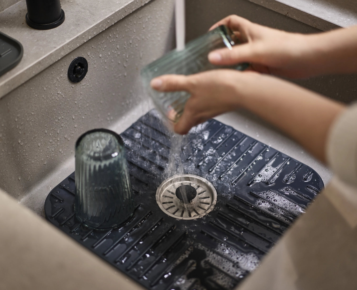 SinkShield Abtropfmatte mit Abfluss S 30x30cm ABS